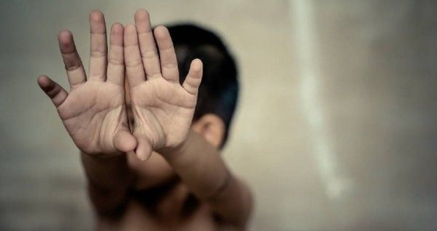 Bakıda azyaşlı uşağa işgəncə verən atalığı həbs edildi