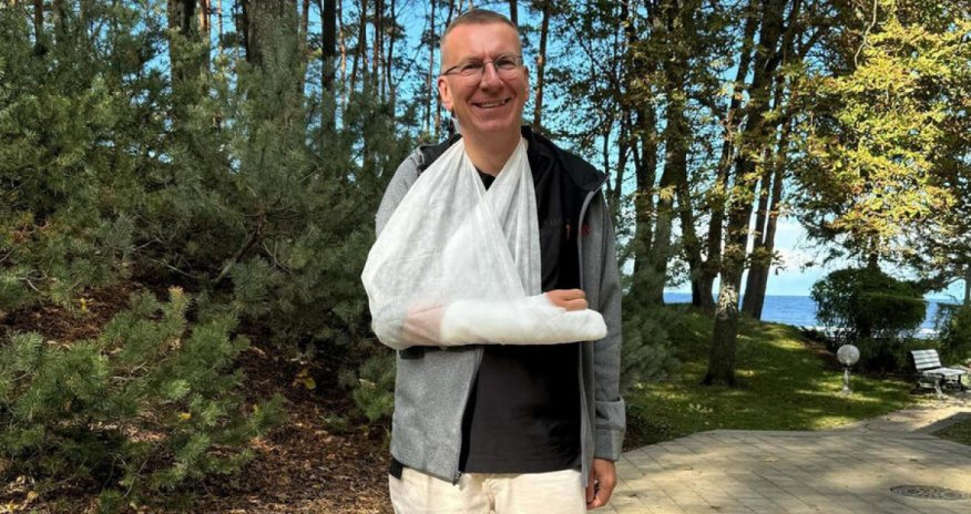 Latviya prezidenti velosipeddən yıxılıb