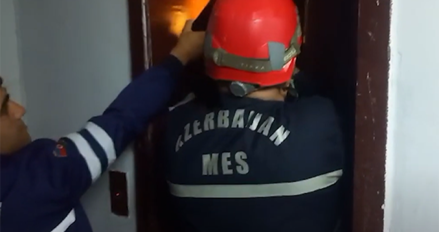 Liftdə köməksiz qalan 4 nəfər xilas edilib - VİDEO