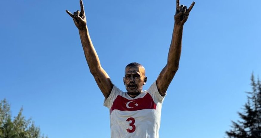 “Bozqurd” işarəsi ilə gündəm olan Merihin heykəli ucaldılıb