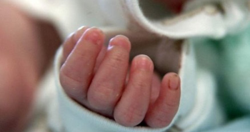 Tualetdə doğduğu körpəni orada atıb qaçdı