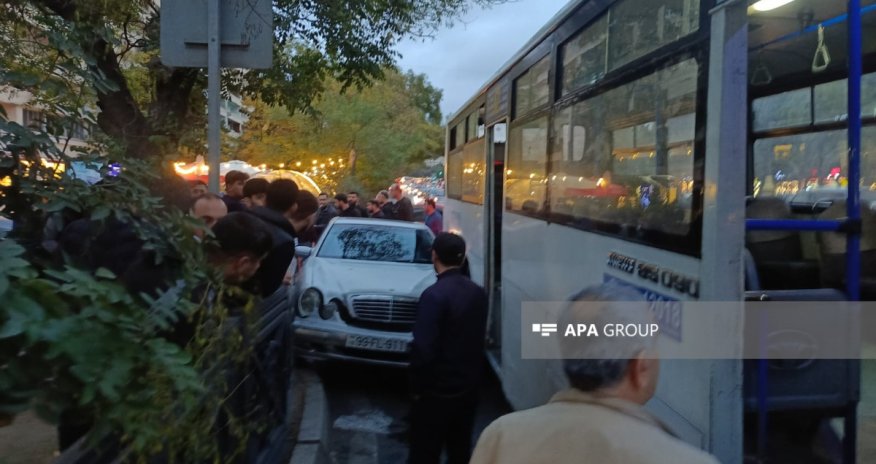 В Баку автобус столкнулся с автомобилем