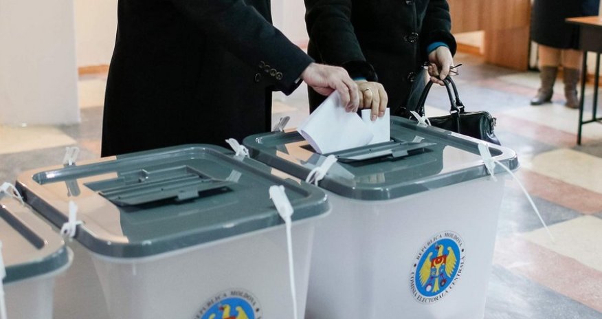 В Молдове проводится голосование на выборах президента и референдуме о вступлении в ЕС