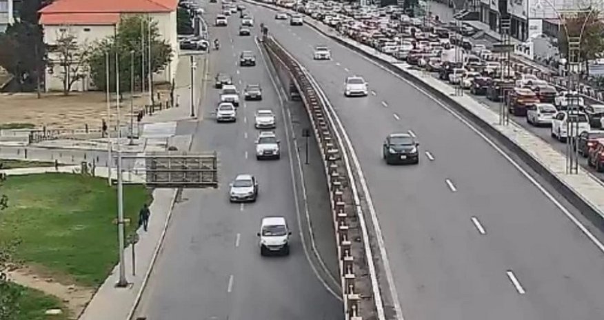 В Баку на ряде улиц и проспектов затруднено движение транспорта