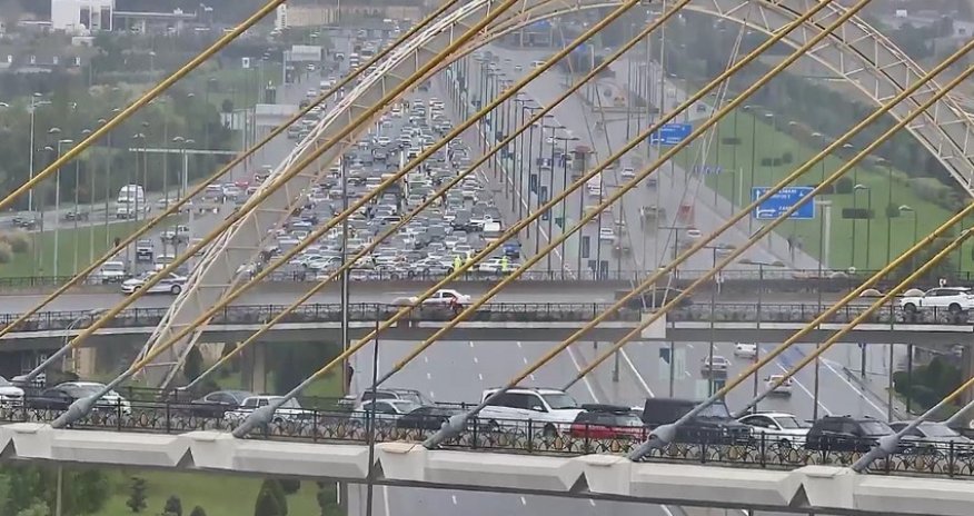 В Баку ограничено движение на ряде улиц и проспектов