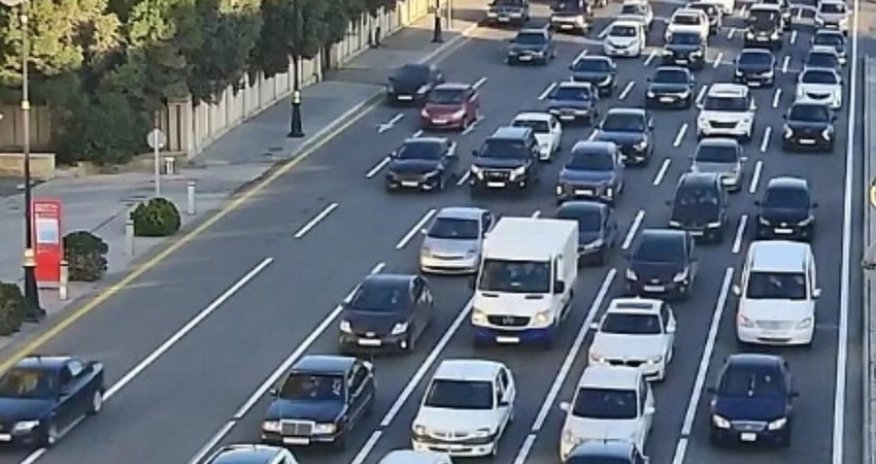 В Баку на ряде улиц и проспектов наблюдаются пробки