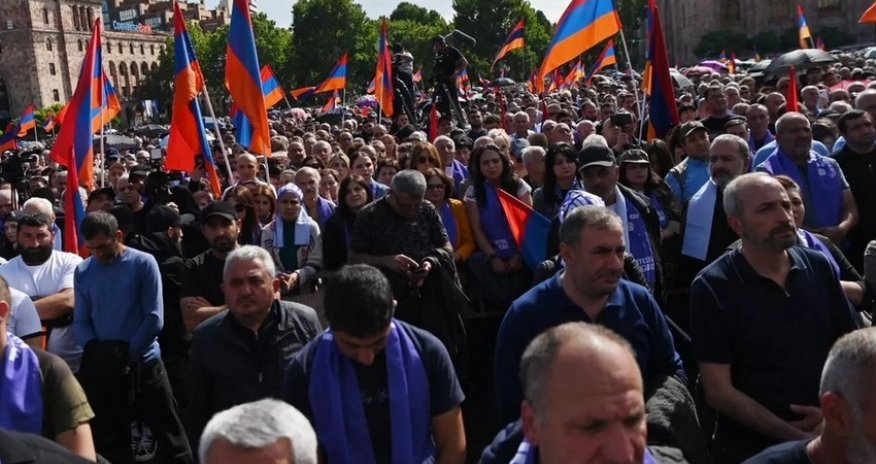 У резиденции президента Армении проходит митинг