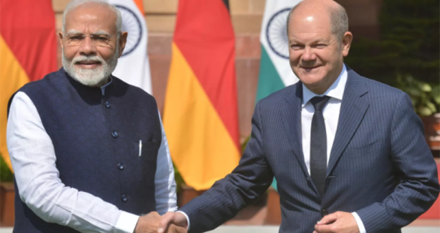 Olaf Şolts Hindistanda səfərdədir