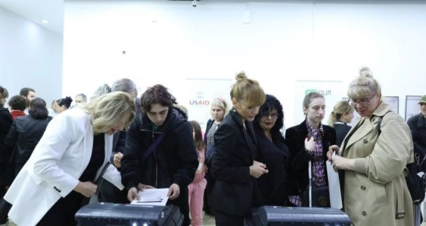 В Грузии проходят парламентские выборы: президент проголосовала одной из первых