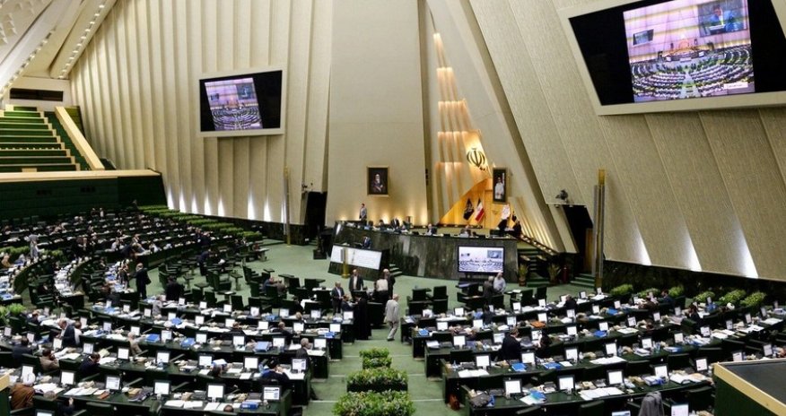 В парламенте Ирана призвали пересмотреть ядерную доктрину после ударов Израиля