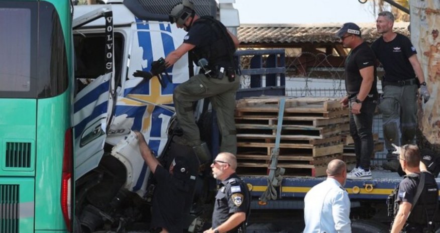 Təl-Əvivdə yük maşını avtobus dayanacağına çırpılıb, onlarla insan xəsarət alıb