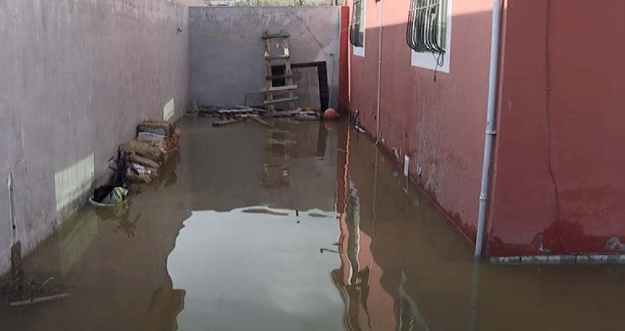 Abşeronda yağış suları evlərə dolub - Video