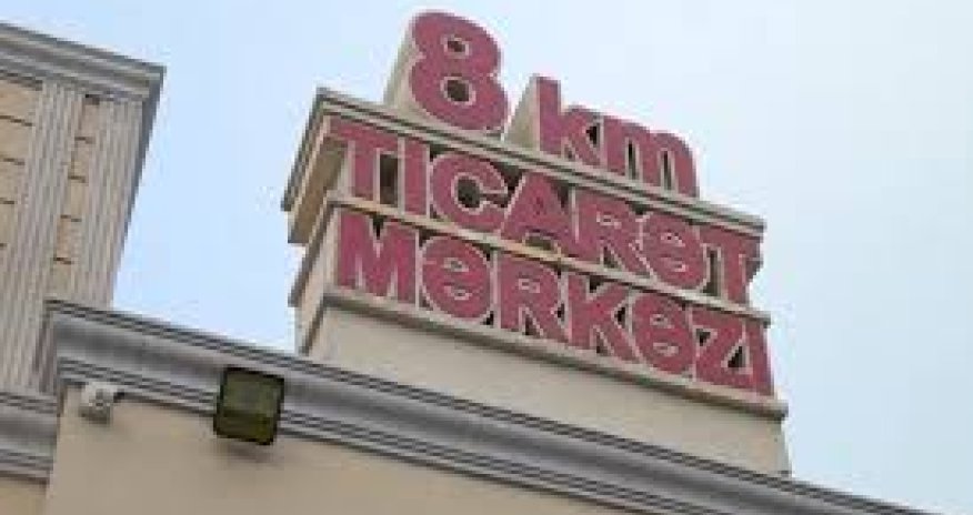 Cнос торговых прилавков возле бакинского рынка