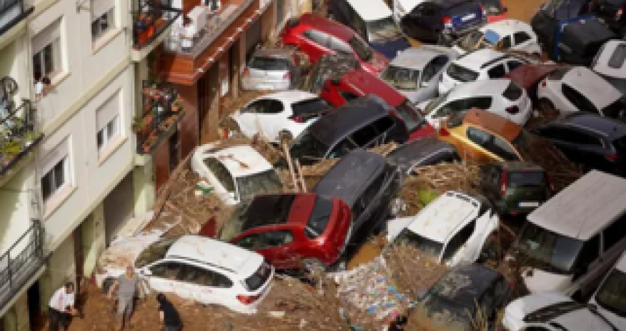 В Валенсии из-за сильного наводнения почти полностью разрушена инфраструктура