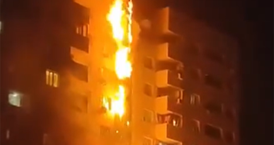 В Хырдалане в жилом здании начался сильный пожар