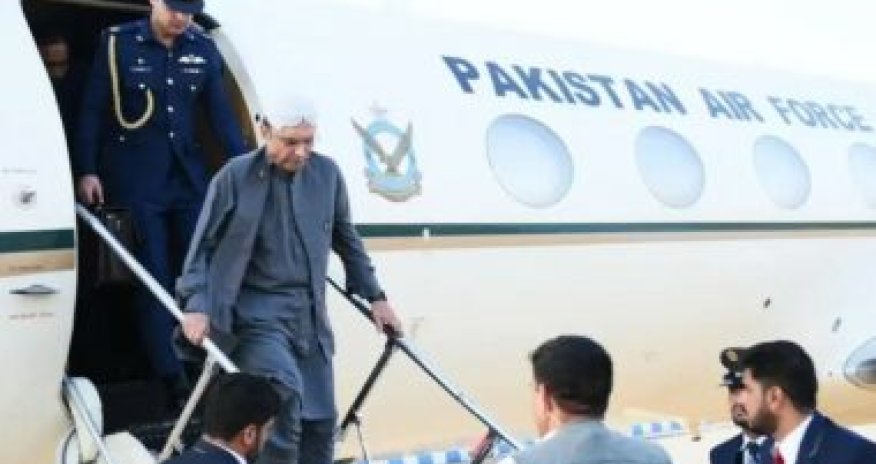 Pakistan prezidenti təyyarədən enərkən ayağını sındırıb