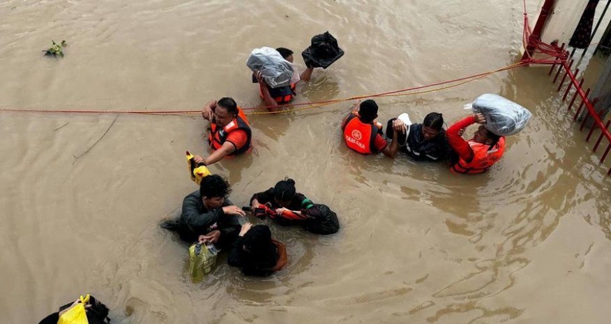 Во Вьетнаме во время паводка после шторма 