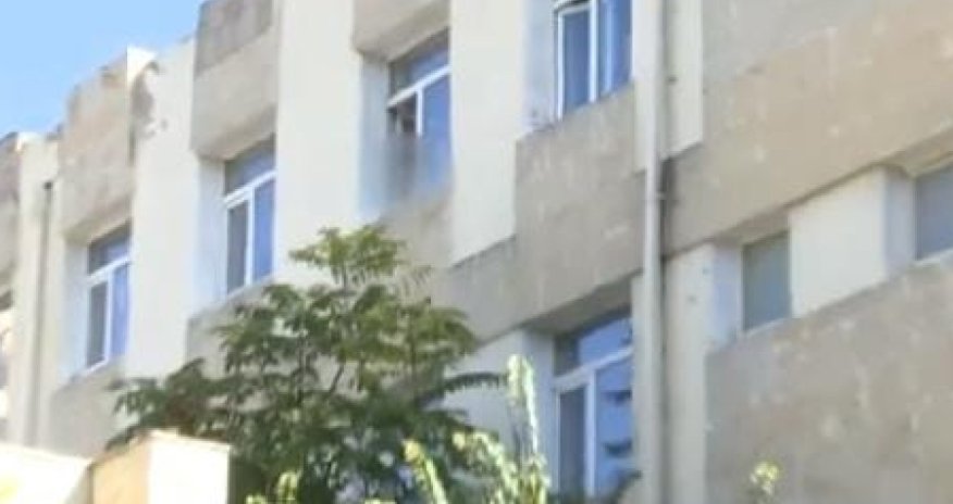 Bakıda şagirdi 4-cü mərtəbədən salladılar - VİDEO