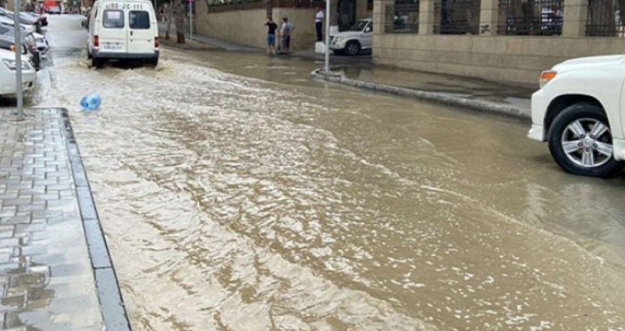 В Бадамдаре прорвало водопровод: улицу затопило