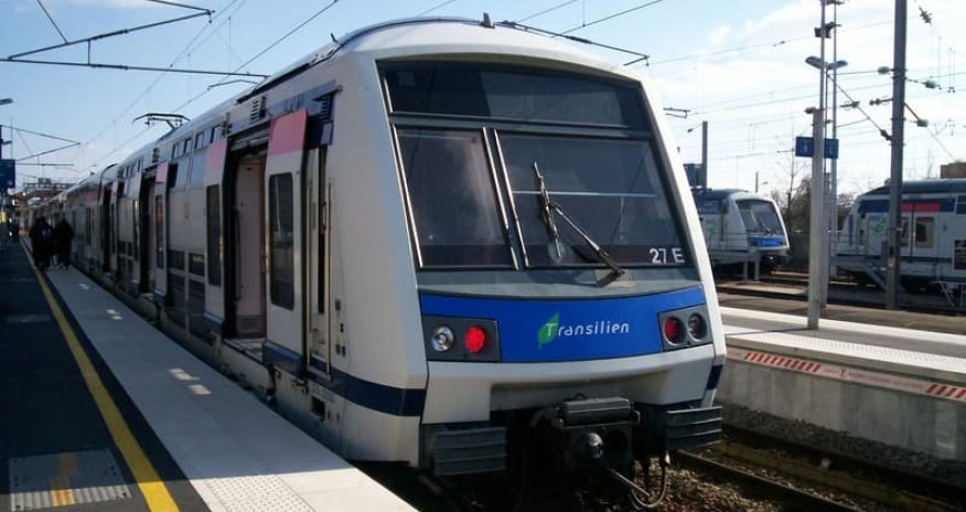 Qatara balta ilə girdi - 4 nəfər yaralandı