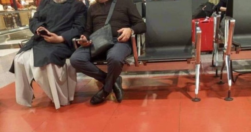 Erməniləri küçəyə çağıran keşiş Moskva hava limanında görüldü