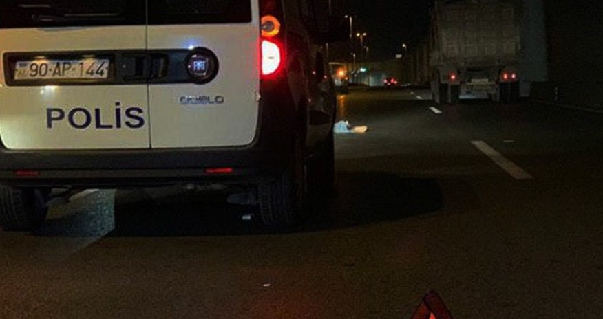 В Баку автомобиль сбил перебегавшего дорогу пешехода