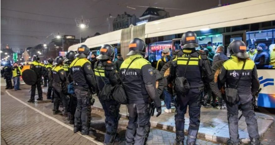 Amsterdamda israilli azarkeşlərə hücum olunub,10 nəfər yaralanıb - Video