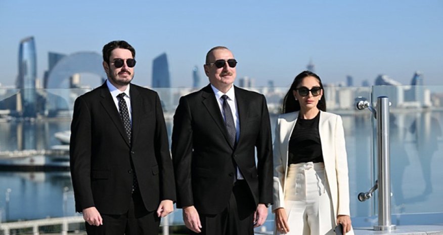 Prezident ailə üzvləri ilə Dövlət Bayrağı Meydanında - Video - Yenilənib