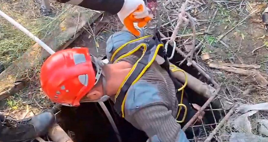Bakıda su quyusuna düşən gənc xilas edilib - Video