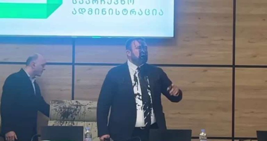 Gürcüstan Mərkəzi Seçki Komissiyasının sədrinin üzərinə boya tökülüb