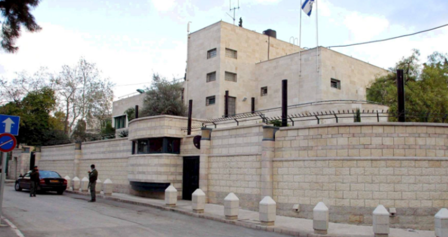 Во дворе резиденции Нетаньяху упали два осветительных снаряда