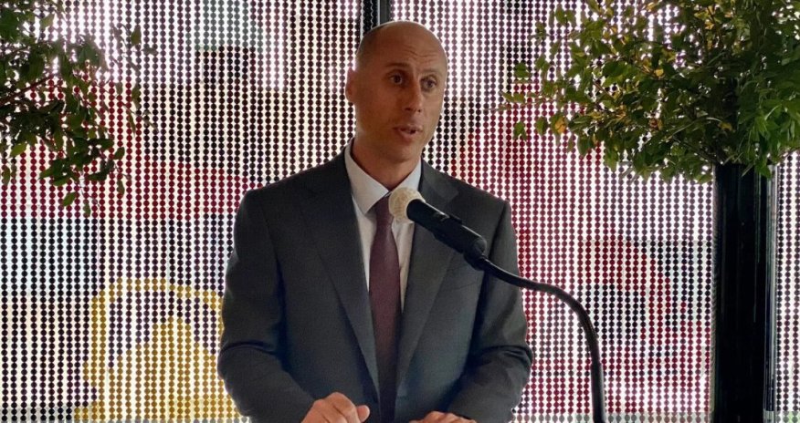 Səfir etiraz edərək tutduğu vəzifədən istefa verib