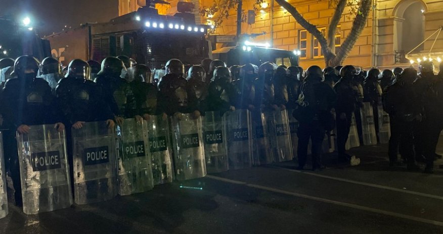 Митингующие в Тбилиси разбили стекла здания парламента