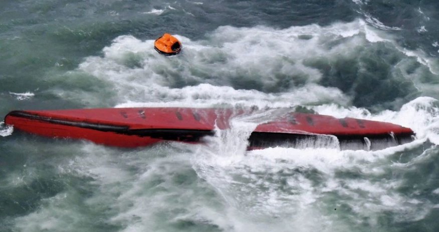 На юге Китая при опрокидывании судна погибли восемь человек