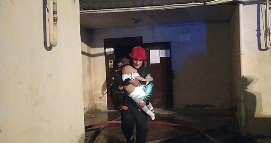 В Хырдалане произошел пожар в жилом доме, 23 человека эвакуированы