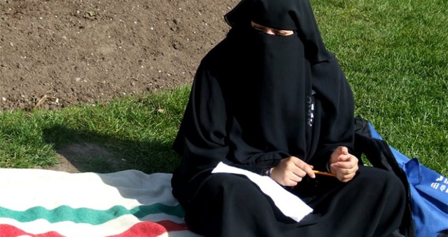СМИ: В Сирии запретили заставлять женщин носить хиджаб