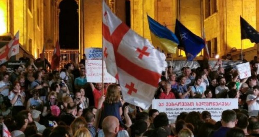 Fransa Gürcüstana ölkədəki vəziyyətlə bağlı yardım təklif edib