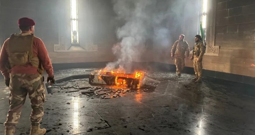 Вооруженная толпа сожгла могилу отца Башара Асада