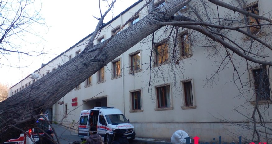 Сильный ветер повредил здание центральной больницы в Мингячевире