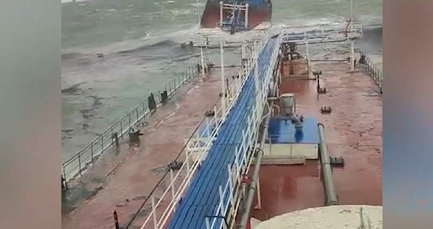 При крушении двух танкеров в Черном море произошел разлив нефтепродуктов