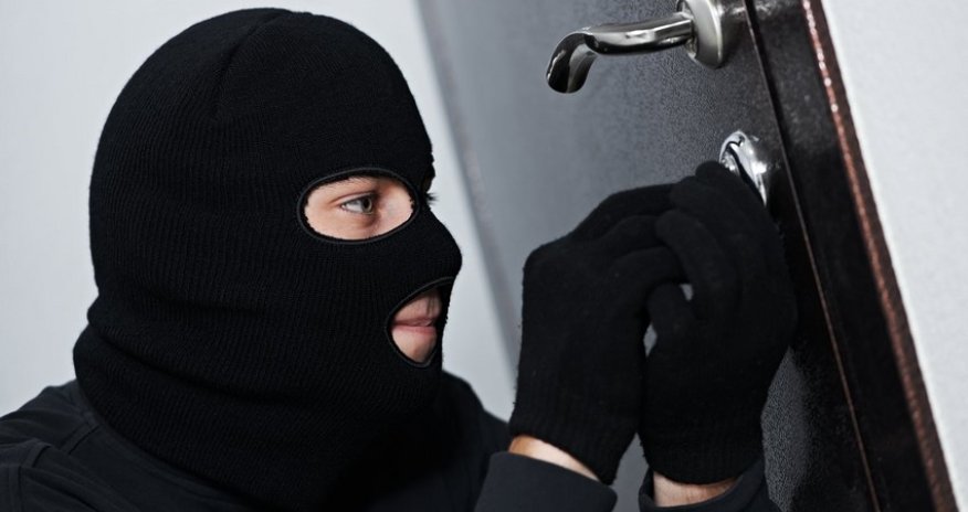 Bakıda evdən 10 min manatlıq oğurluq olub