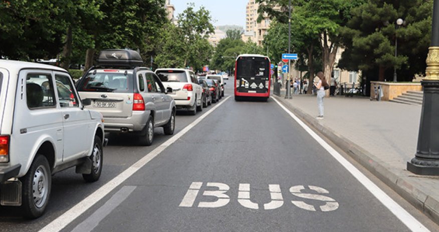 Daha bir küçədə avtobus zolağının qüvvədə olma vaxtını bildirən yol nişanı quraşdırılıb