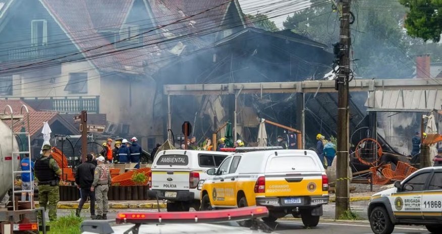 В жилом квартале в Бразилии упал самолет, погибли не менее 10 человек