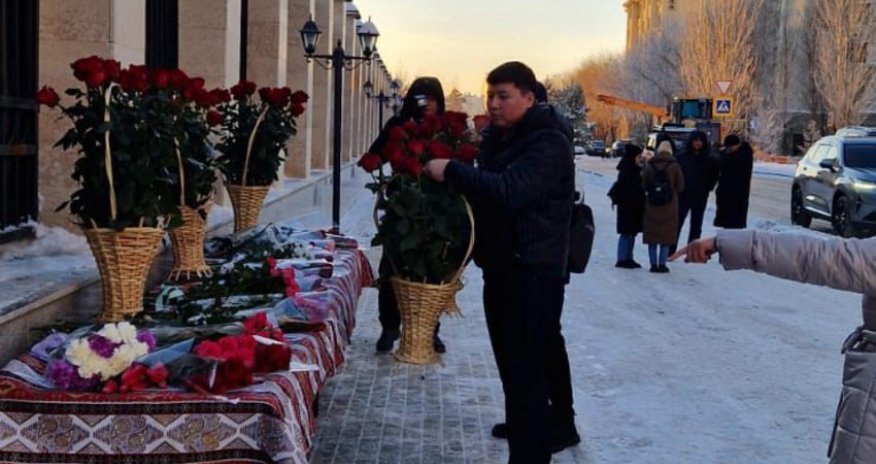 Media: Kazakhstanis bringing flowers to Azerbaijan's embassy in Astana
