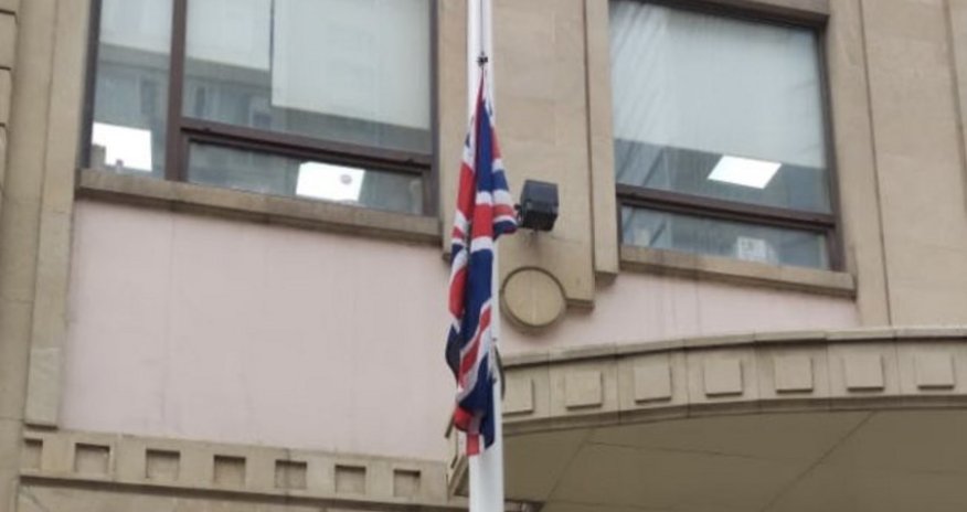 Посольство Британии приспустило флаг в связи с днем траура в Азербайджане