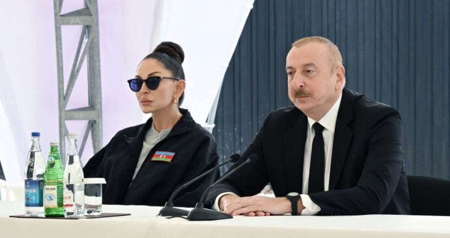 Президент и первая леди приняли участие в церемонии прощания с погибшими членами экипажа рейса AZAL