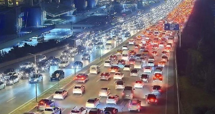 На некоторых улицах и проспектах столицы затруднено движение транспорта