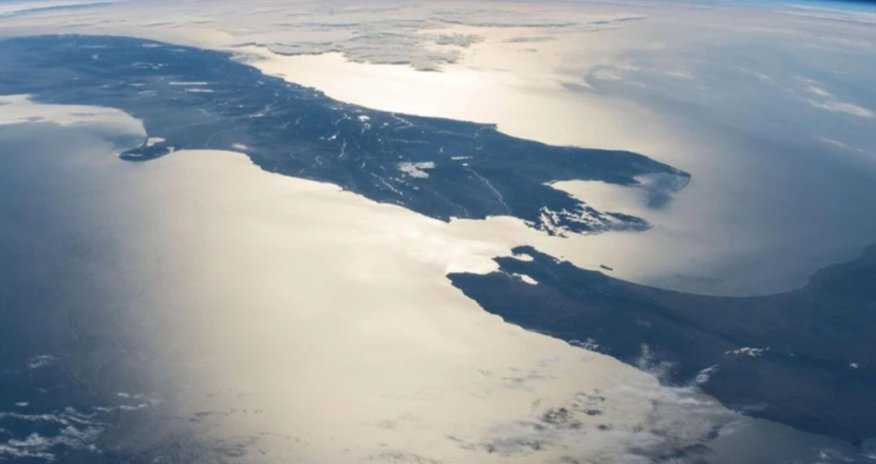 Новый 2025 год последними на Земле встретили моряки в Тихом океане