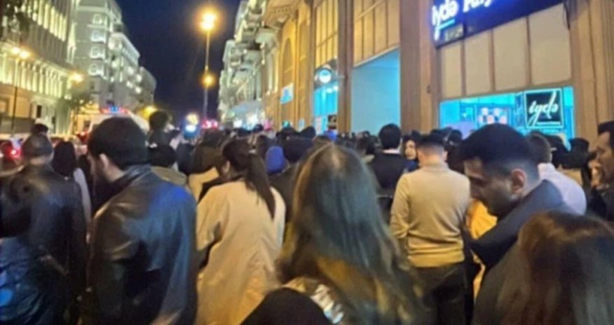 Перед станцией метро «Сахиль» возникло столпотворение
