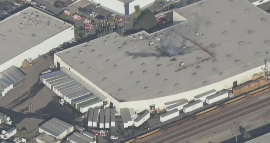 В США самолет упал на здание: есть погибшие и раненые